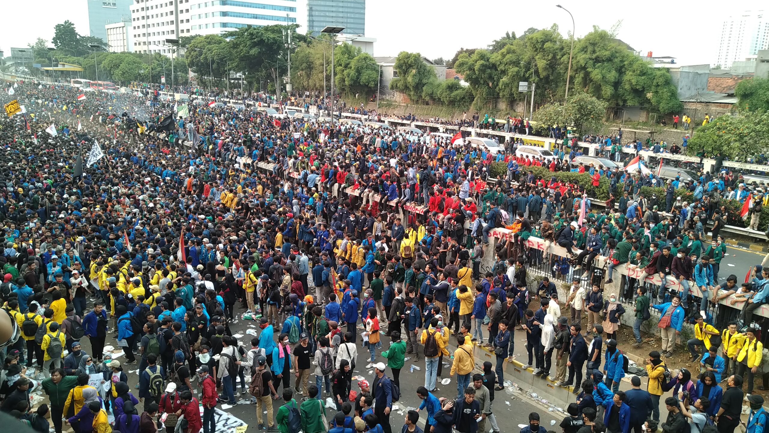 Protes Massal Tuntutan dan Tanggapan Pemerintah